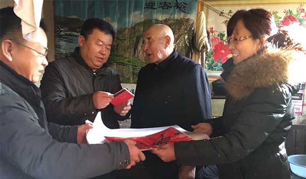 民爆公司春节期间走访慰问老党员老干部f2t5odtwog5.jpg