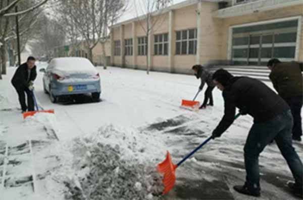 志愿者及时清扫小区积雪保居民平安出行peaxkzpz4rd.jpg