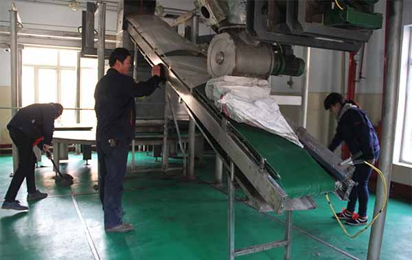 粉状车间青年志愿者开展清理设备活动cqqr11vilu4.jpg