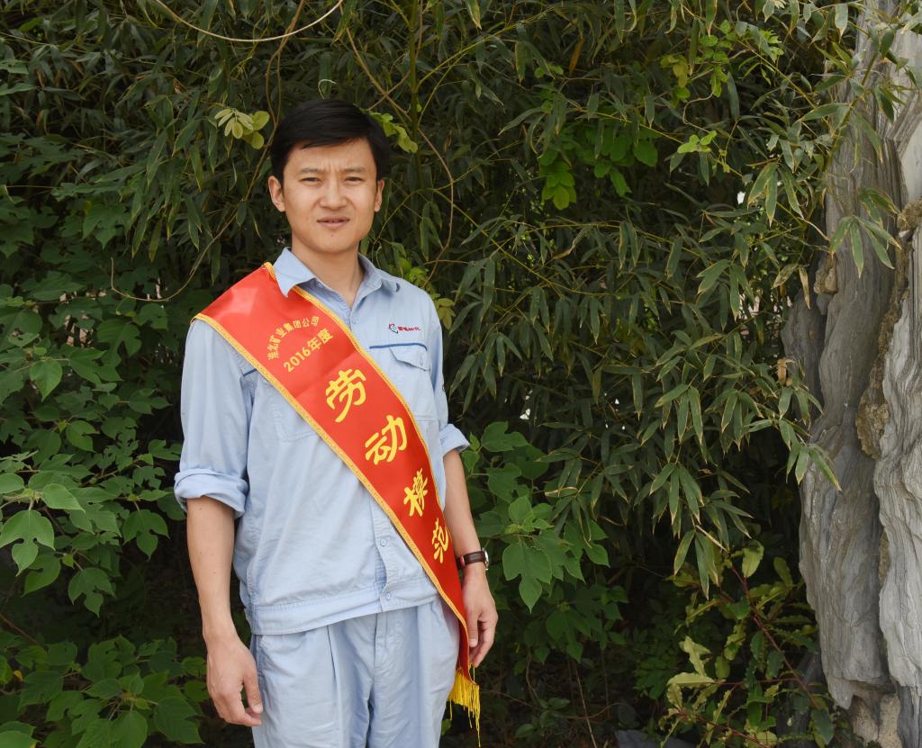 雷鸣科化先进风采录之一：重担千钧不息肩aoefaa00rio.jpg