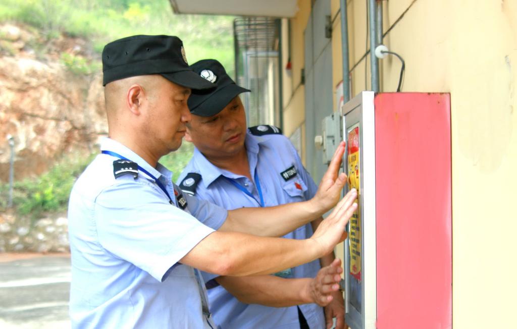 公司防火办开展夏季消防安全专项检查rswasiqf2ef.jpg