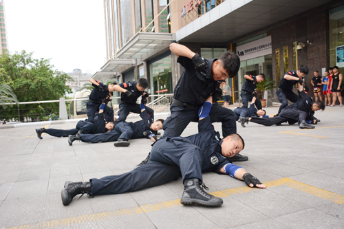 保安公司悍豹特勤参加渤海银行长沙分行“百日大练兵”演练活5b5wfhgoc1n.jpg