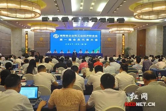 新天地集团喜获2017湖南企业100强等三项荣誉lyputhrc4ww.jpg