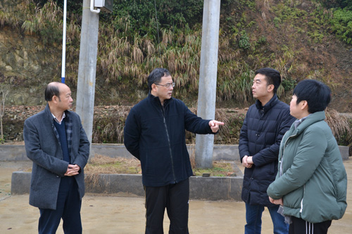 陈纪明赴腾云村调研扶贫工作rwhq2nenxdj.jpg