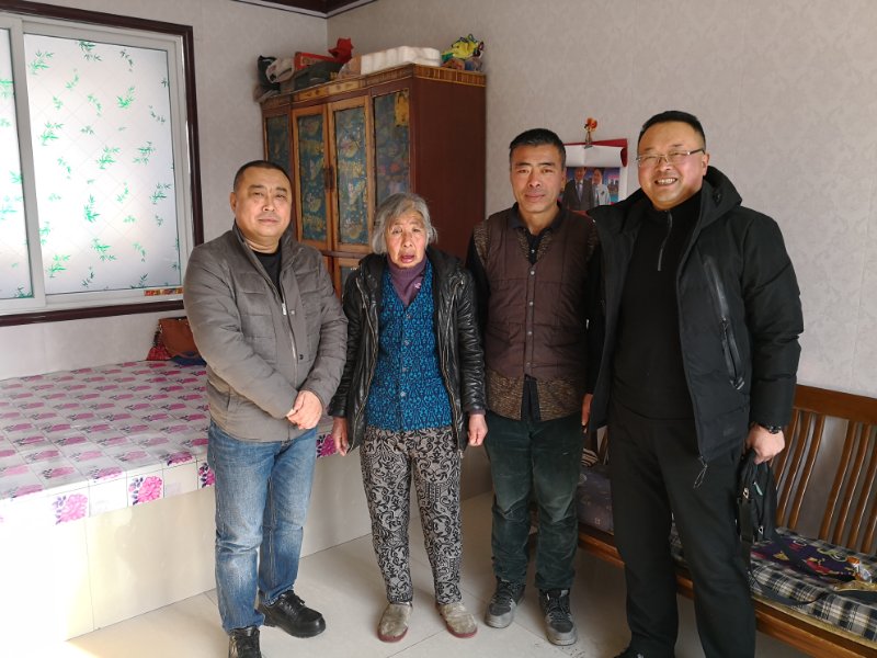 公司领导到李德金母亲家里进行慰问m1rogvwljhy.jpg