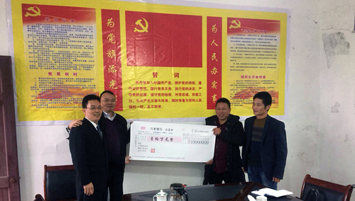 省机电控股公司副总经理陈伯炜慰问我司驻村干部mgpdnuqvzfd.jpg