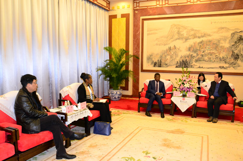 陈纪明会见津巴布韦驻华大使h4j4h1czete.jpg