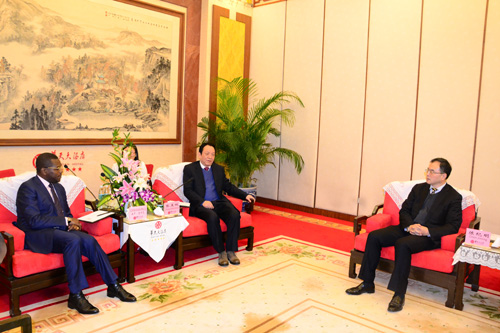 陈纪明会见津巴布韦驻华大使njwc0qsegog.jpg