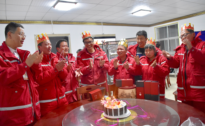 组织举办员工集体生日会b1bnieo0i5u.png