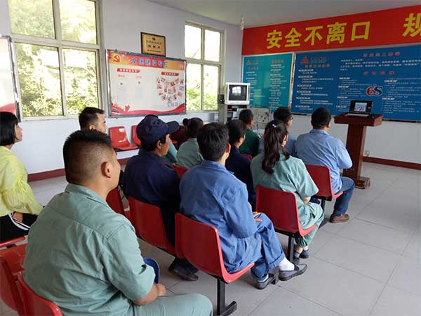 膏状车间开展安全警示教育活动pydtwdnu5nv.jpg