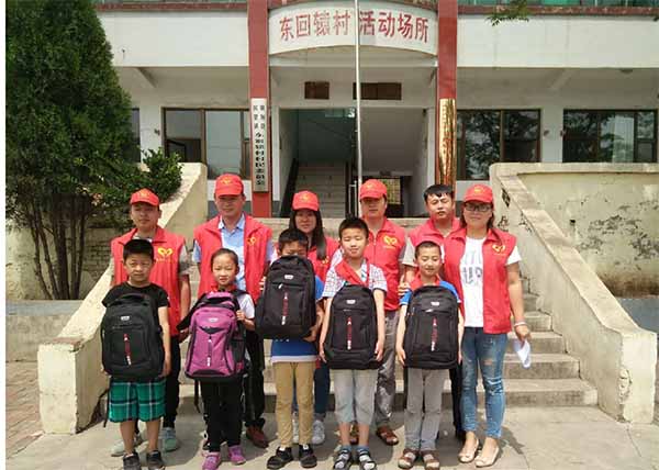 “六一”给这里的孩子们送去一份爱z0nqkfrhtsn.jpg