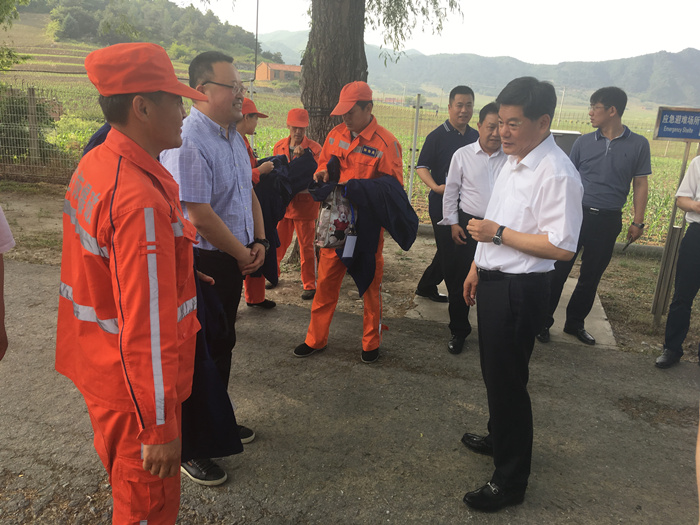 辽阳市委书记王凤波到我公司鸡鸣寺药库检查cus0kexnkzm.jpg