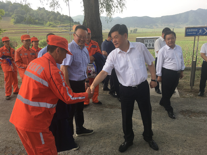 辽阳市委书记王凤波到我公司鸡鸣寺药库检查f2kfwwdsjbg.jpg