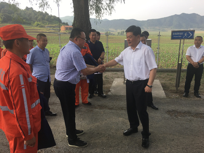 辽阳市委书记王凤波到我公司鸡鸣寺药库检查ffvhavt3pyi.jpg