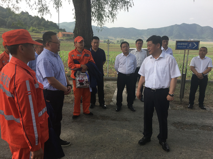 辽阳市委书记王凤波到我公司鸡鸣寺药库检查kf0elcoxvkl.jpg