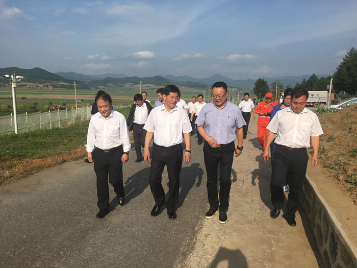 辽阳市委书记王凤波到我公司鸡鸣寺药库检查0grff31pqdi.jpg