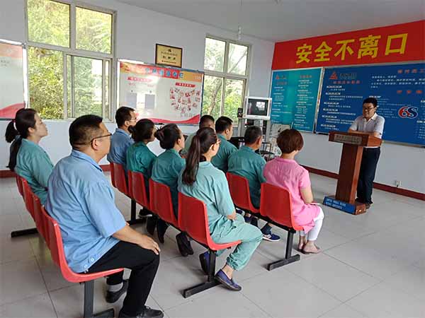 公司领导到膏状车间讲专题党课sek40cfttdz.jpg