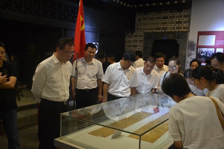 新天地集团机关党支部开展 “缅怀先烈，励志前行”主题党日so2qmgdnksp.jpg