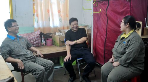 公司副总经理张贤锋到永春分公司慰问企业困难职工25bpq2ovo5m.jpg