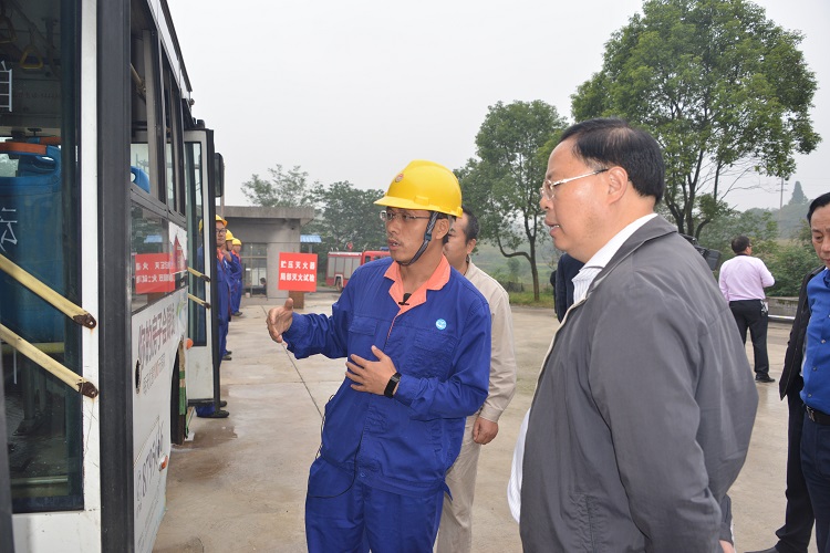 张剑飞到集团子公司湘器调研c1wr30z4a2b.jpg