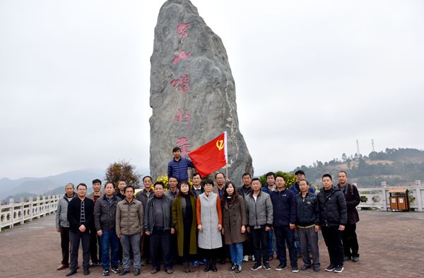 公司机关一党支部利用周末时间开展青山湖景区卫生清理的志愿neli1przwps.jpg