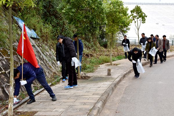公司机关一党支部利用周末时间开展青山湖景区卫生清理的志愿lgwb2dyvaji.jpg