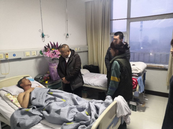 公司工会主席王忠君同志到员工郭大超家慰问btnzlaqpivk.jpg