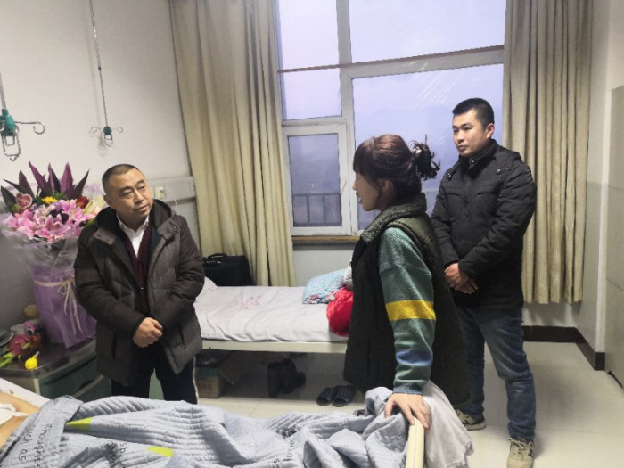 公司工会主席王忠君同志到员工郭大超家慰问mcr054bv0lz.jpg
