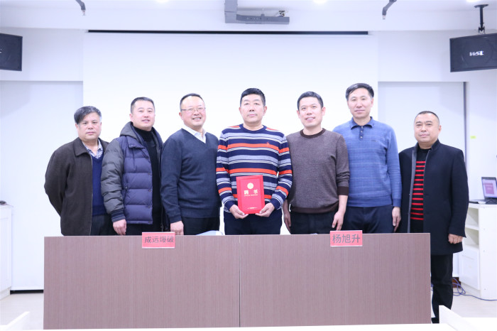 我公司聘请爆破专家为顾问eh401l43es5.jpg