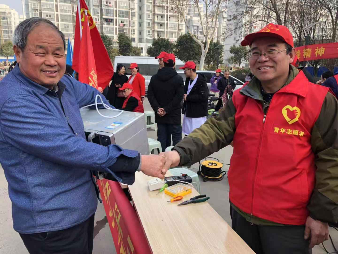 学雷锋，我们在行动o5ujlokkbkd.jpg