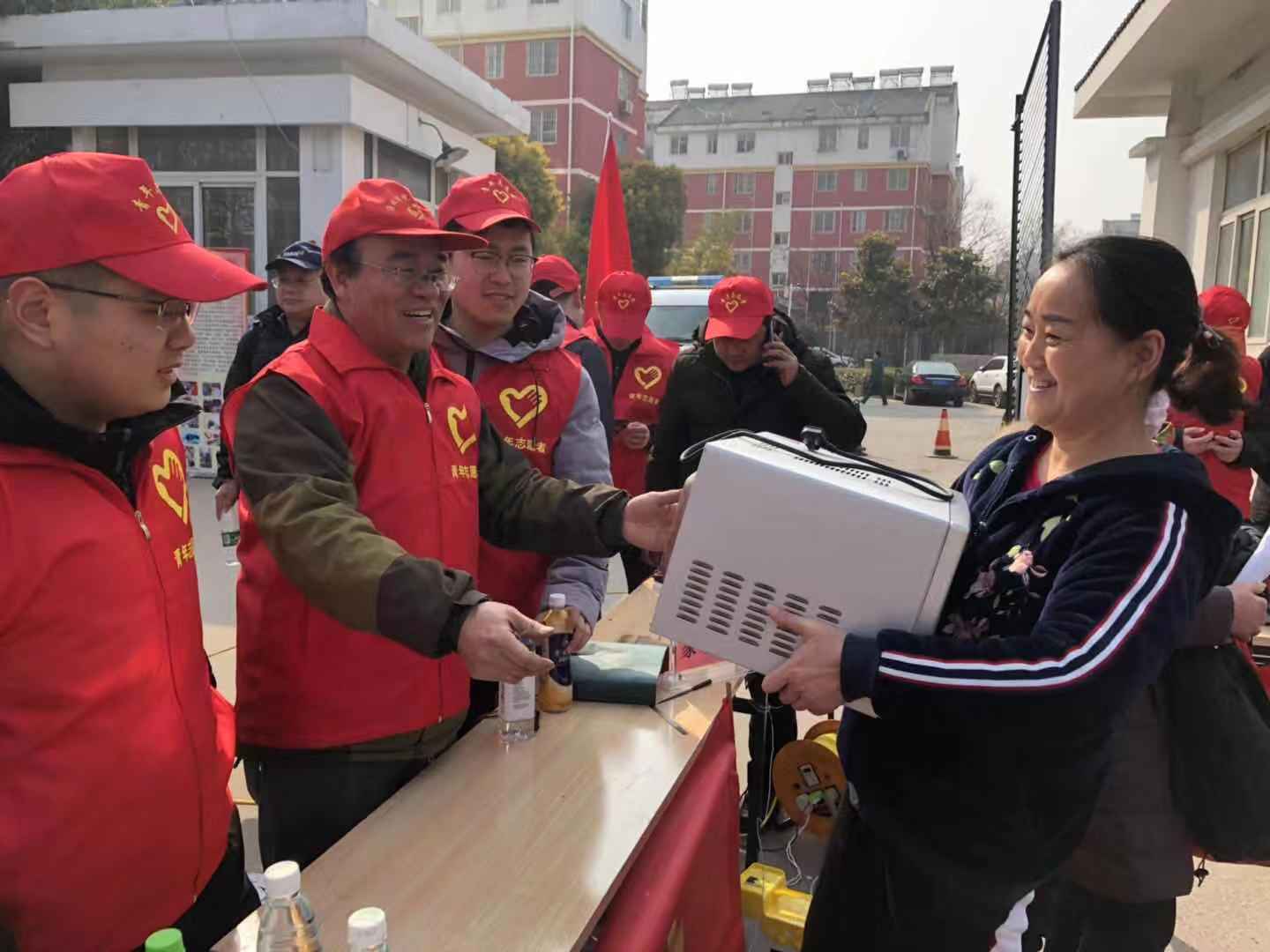 学雷锋，我们在行动czgsfwldman.jpg