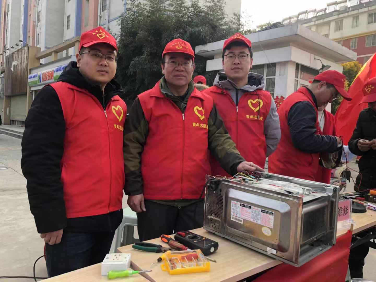 学雷锋，我们在行动of5fejzbipz.jpg